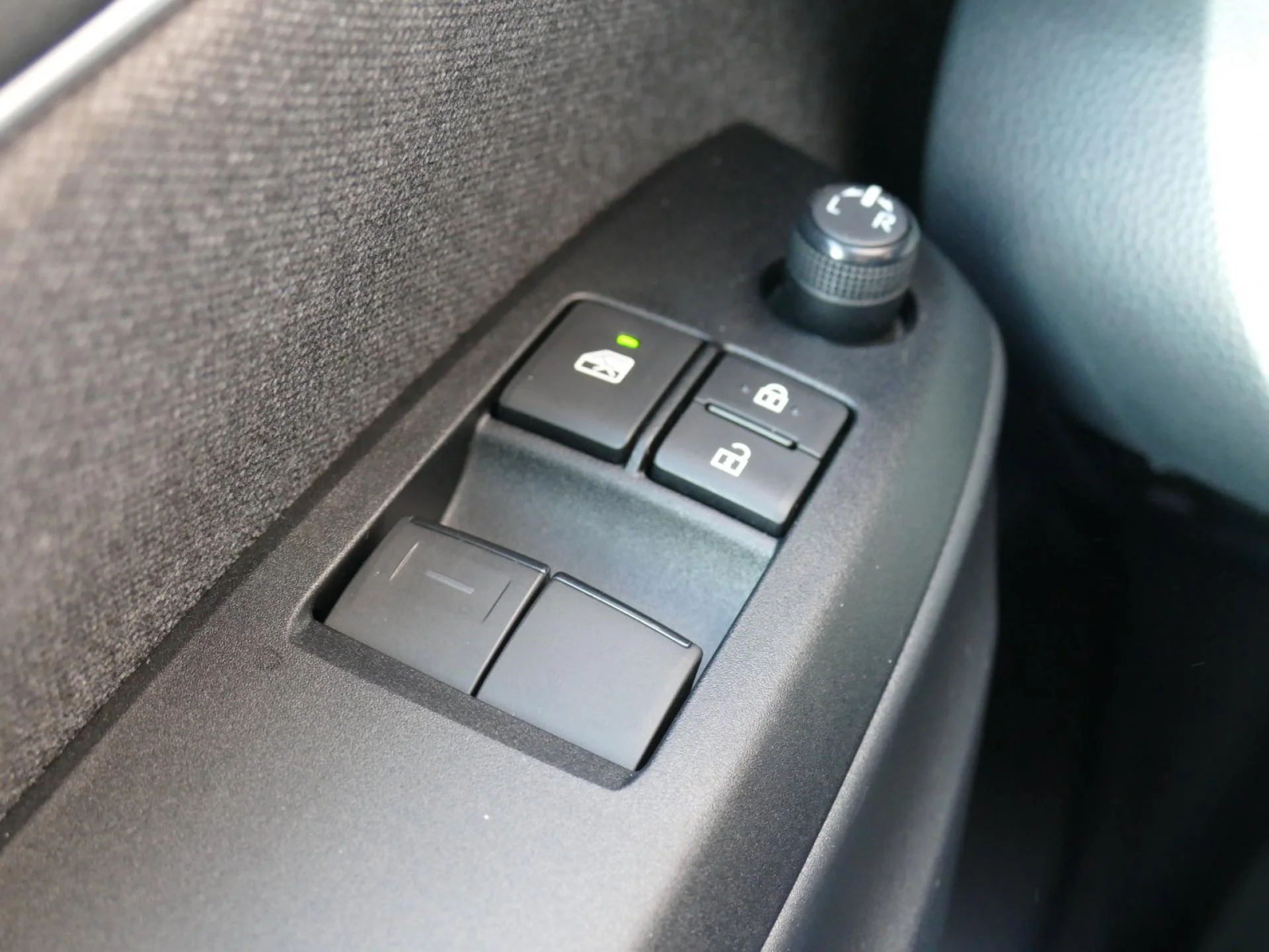 TOYOTA YARIS - Miniature 20 sur 29 - Cliquer pour voir cette photo