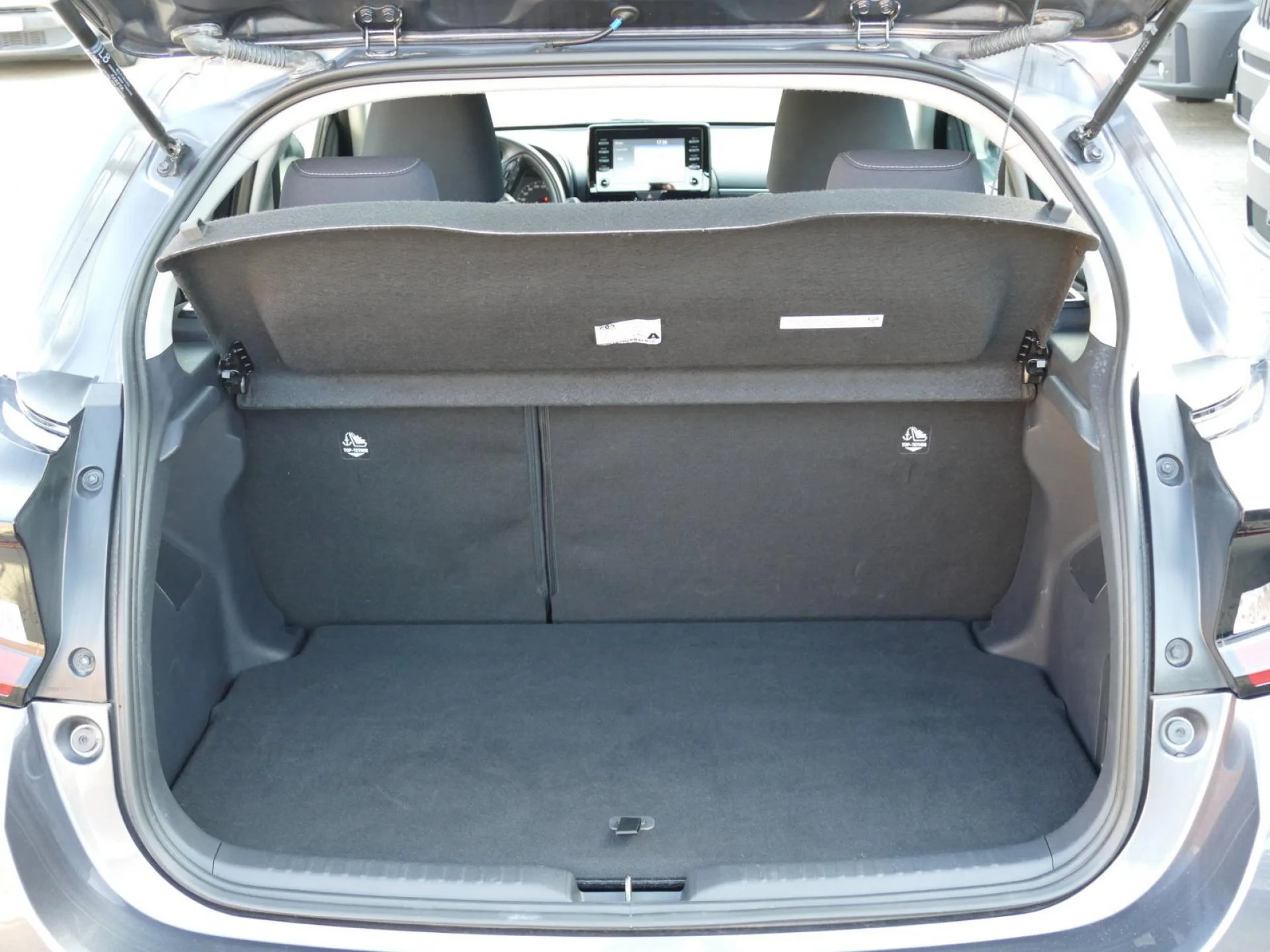 TOYOTA YARIS - Miniature 8 sur 29 - Cliquer pour voir cette photo