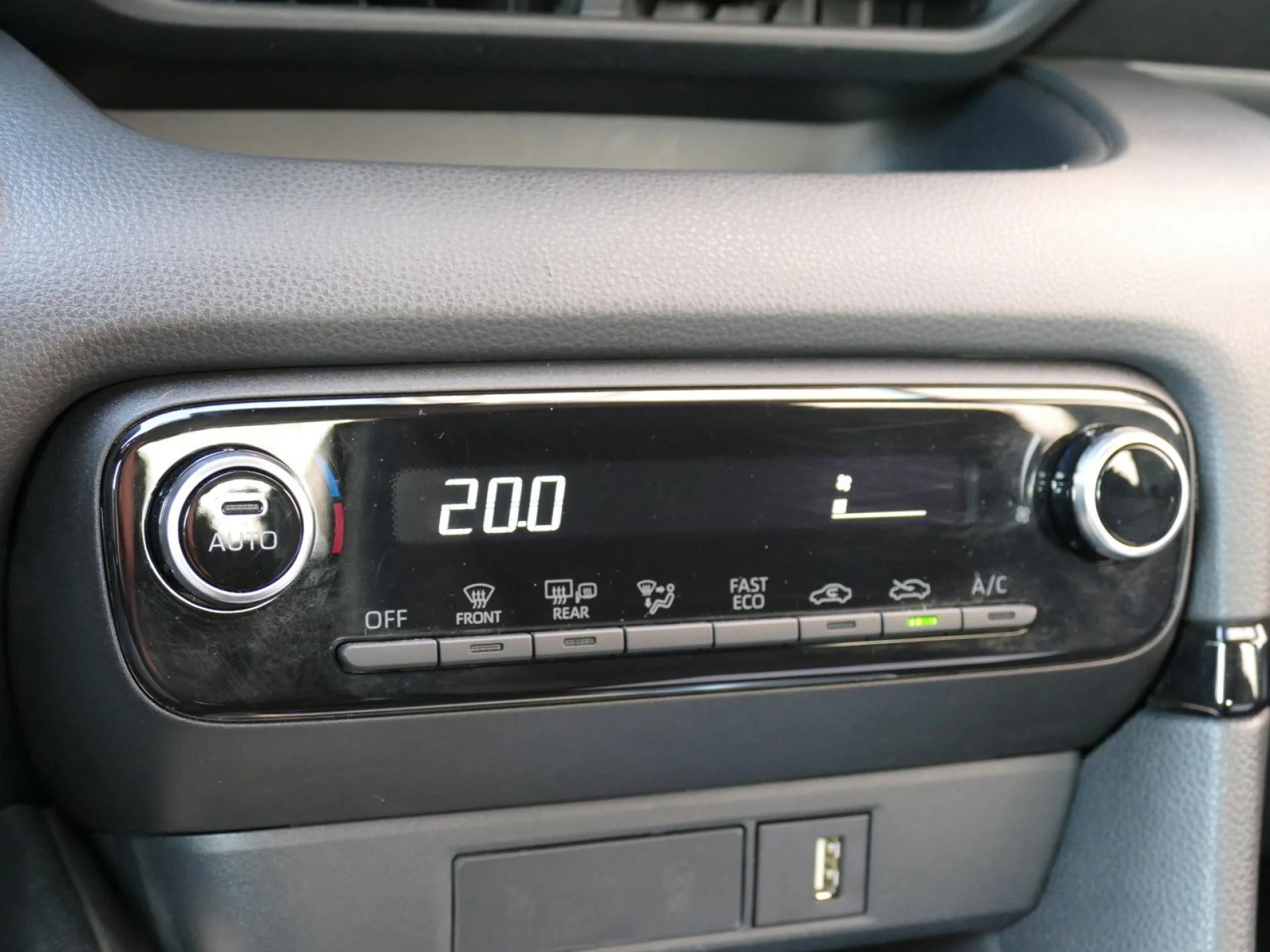 TOYOTA YARIS - Miniature 12 sur 29 - Cliquer pour voir cette photo