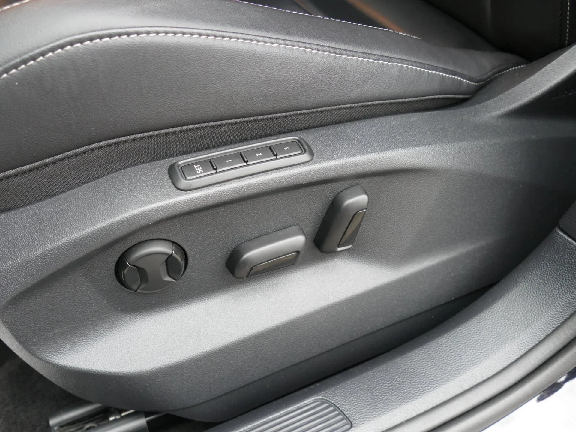 VOLKSWAGEN T-ROC - Miniature 21 sur 35 - Cliquer pour voir cette photo